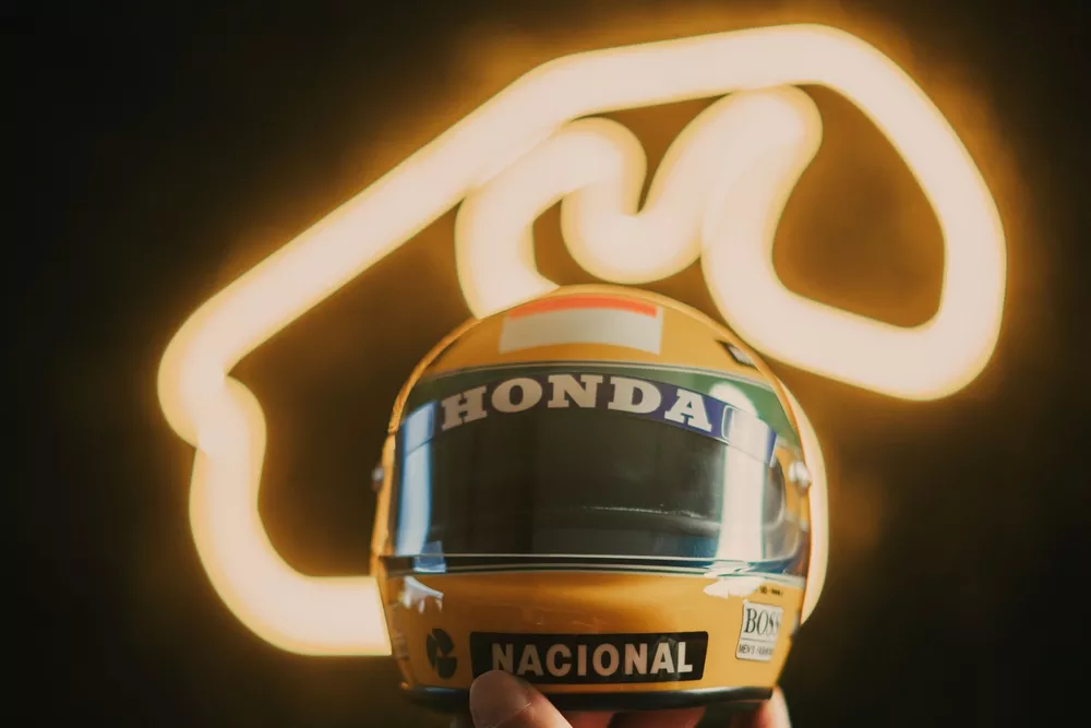 R&eacute;plica em miniatura do capacete de Ayrton Senna do GP do Brasil de 1991