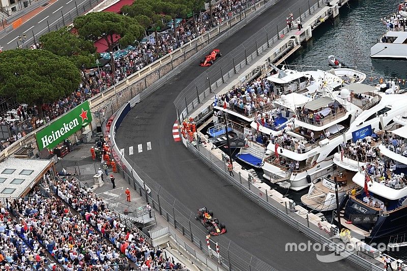 Daniel Ricciardo, Red Bull Racing RB14 y Sebastian Vettel, Ferrari SF71H