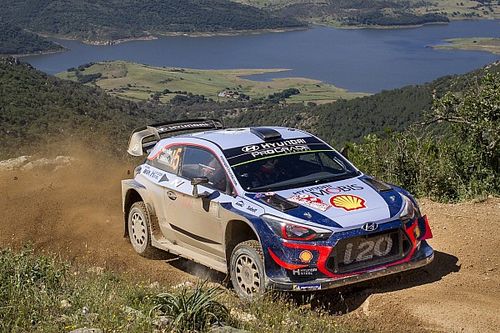 Neuville le gana un gran duelo a Ogier en Italia por siete décimas