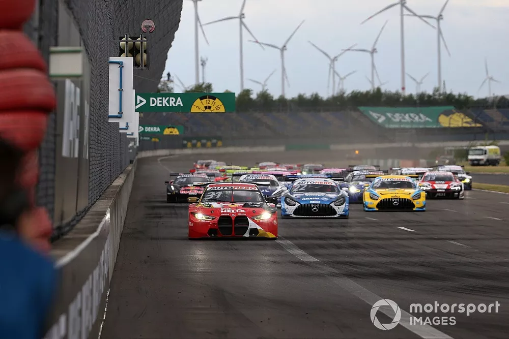 Start action, Sheldon van der Linde, Schubert Motorsport BMW M4 GT3 leads