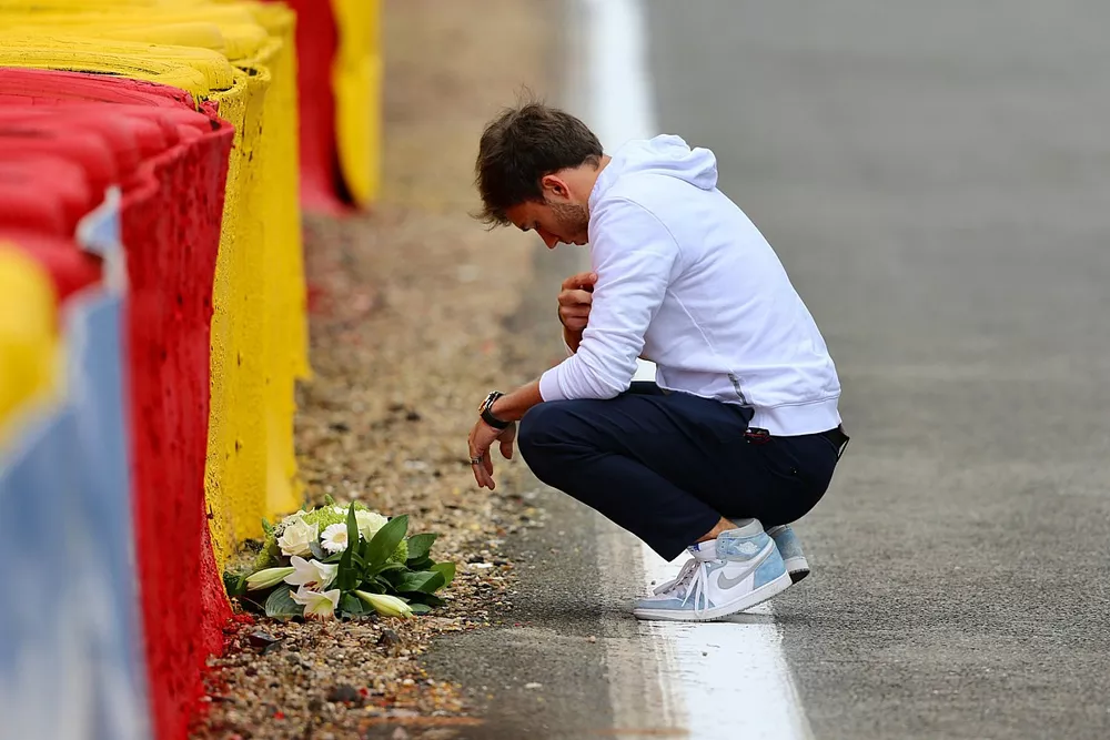 Pierre Gasly, AlphaTauri, legt bloemen ter nagedachtenis aan Anthoine Hubert