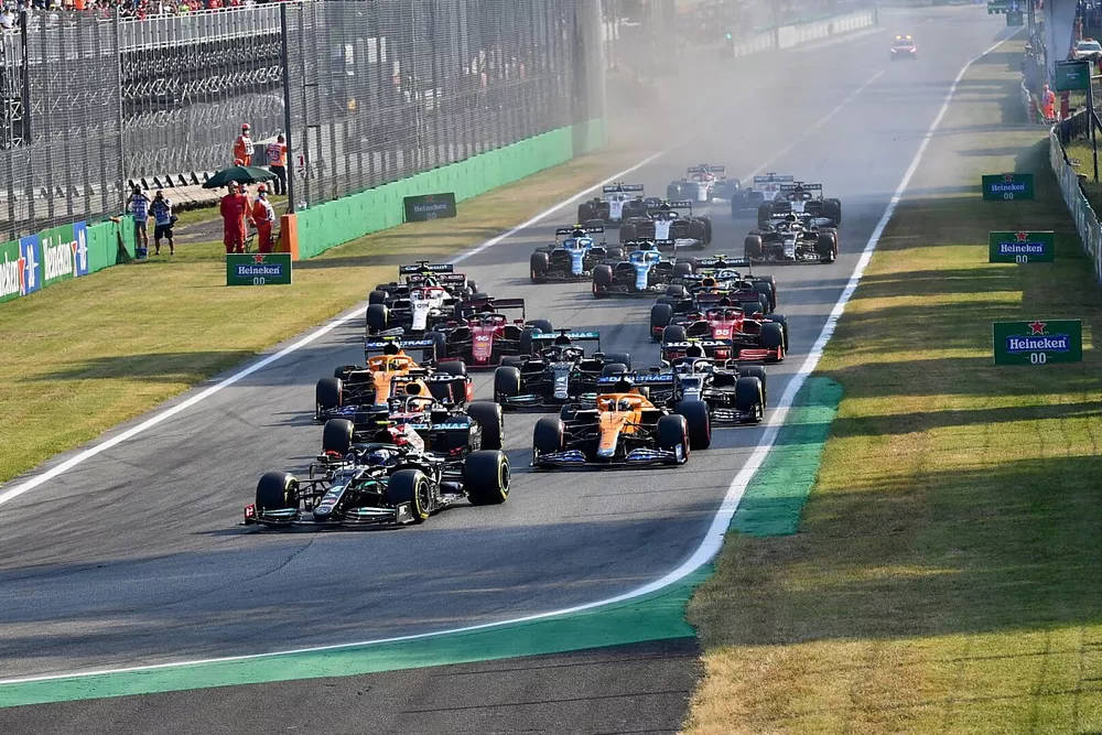 Valtteri Bottas, Mercedes W12, Max Verstappen, Red Bull Racing RB16B, Daniel Ricciardo, McLaren MCL35M, and the rest of the field at the start