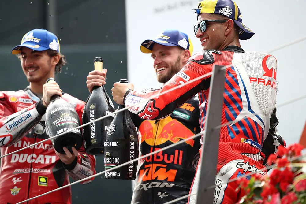 Podio: ganador Brad Binder, Red Bull KTM Factory Racing, segundo lugar Francesco Bagnaia, Ducati Team, tercer lugar Jorge Mart&iacute;n, Pramac Racing 