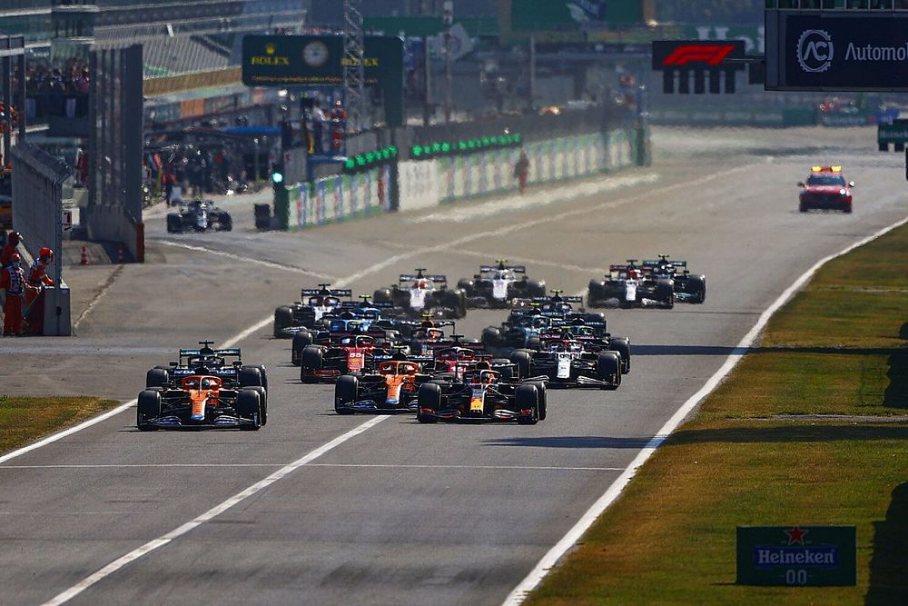 Daniel Ricciardo, McLaren MCL35M, Max Verstappen, Red Bull Racing RB16B, Lando Norris, McLaren MCL35M, Lewis Hamilton, Mercedes W12, Charles Leclerc, Ferrari SF21, al inicio