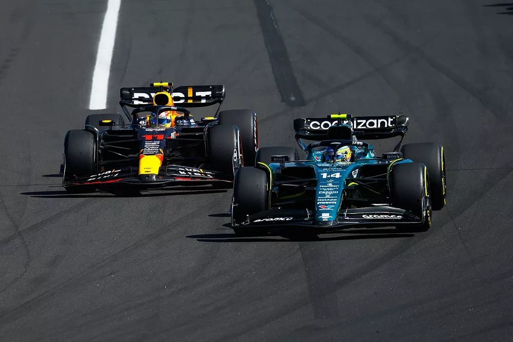 Fernando Alonso, Aston Martin AMR23, battles with Sergio Perez, Red Bull Racing RB19