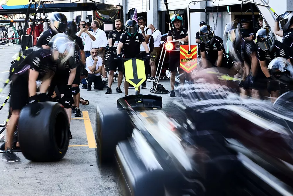 Une simulation d'arr&ecirc;t au stand chez Mercedes