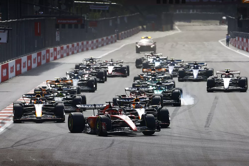 Charles Leclerc, Ferrari SF-23, Max Verstappen, Red Bull Racing RB19, Sergio Perez, Red Bull Racing RB19, Carlos Sainz, Ferrari SF-23, de rest van het veld bij de start.