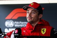 Leclerc niega divisiones en Ferrari tras sus charlas con Binotto