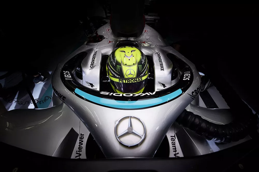 Lewis Hamilton, Mercedes W13, in garage