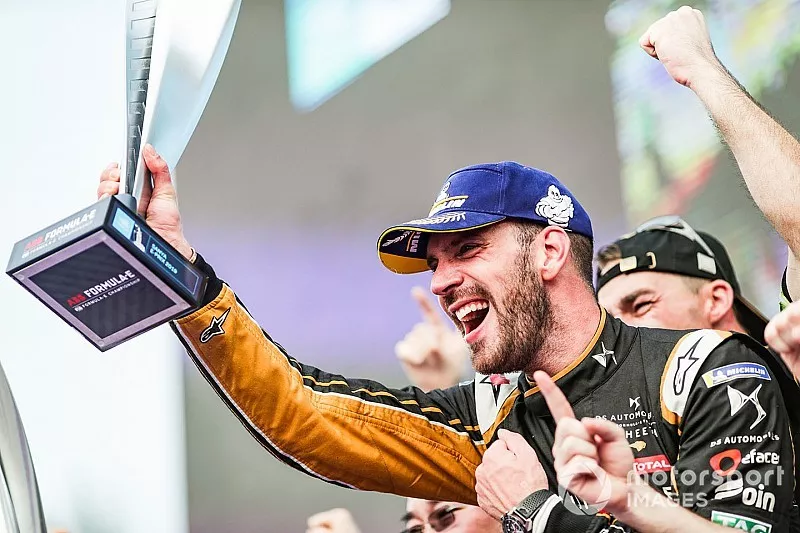 Le vainqueur Jean-Eric Vergne, DS TECHEETAH, f&ecirc;te sa victoire sur le podium