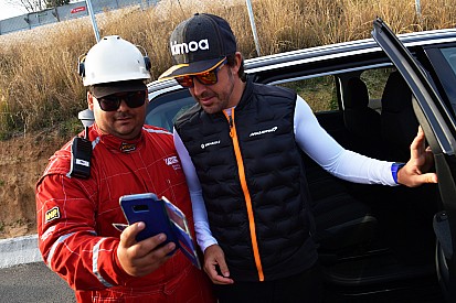 Amikor a Ferrari rajongói is Alonsótól akarnak aláírást kérni: videó