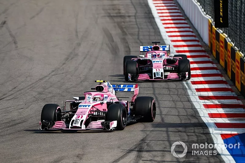 Esteban Ocon, Racing Point Force India VJM11, lidera a  Sergio P&eacute;rez, Racing Point Force India VJM11