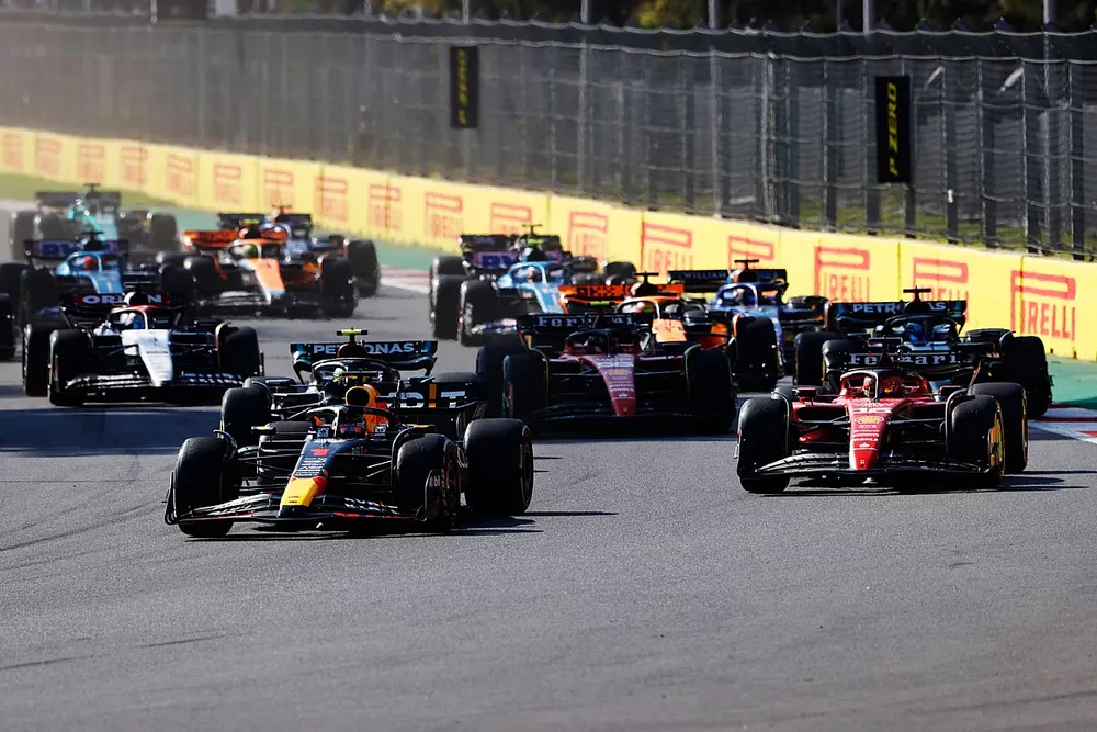 Max Verstappen, Red Bull Racing RB19, Charles Leclerc, Ferrari SF-23, Lewis Hamilton, Mercedes F1 W14, George Russell, Mercedes F1 W14, Carlos Sainz, Ferrari SF-23, Daniel Ricciardo, AlphaTauri AT04, el resto de la parrilla en la reanudaci&oacute;n.