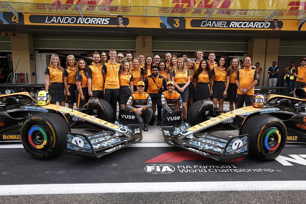 Lando Norris, McLaren Daniel Ricciardo, McLaren and team members
