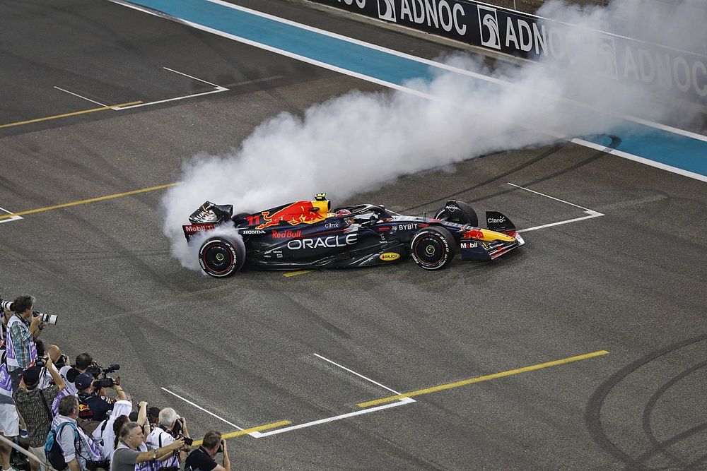 Max Verstappen, Red Bull Racing RB18, 1st position, performs donuts in celebration at the end of the race