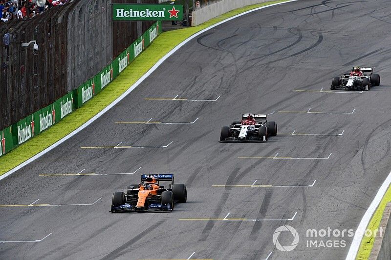 Carlos Sainz Jr, McLaren MCL34, lidera Kimi Raikkonen, Alfa Romeo Racing C38, y Antonio Giovinazzi, Alfa Romeo Racing C38