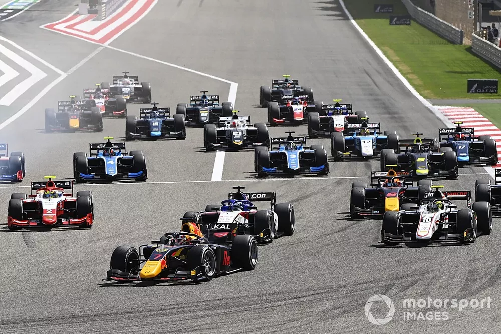 Liam Lawson, Hitech Grand Prix, leads at the start