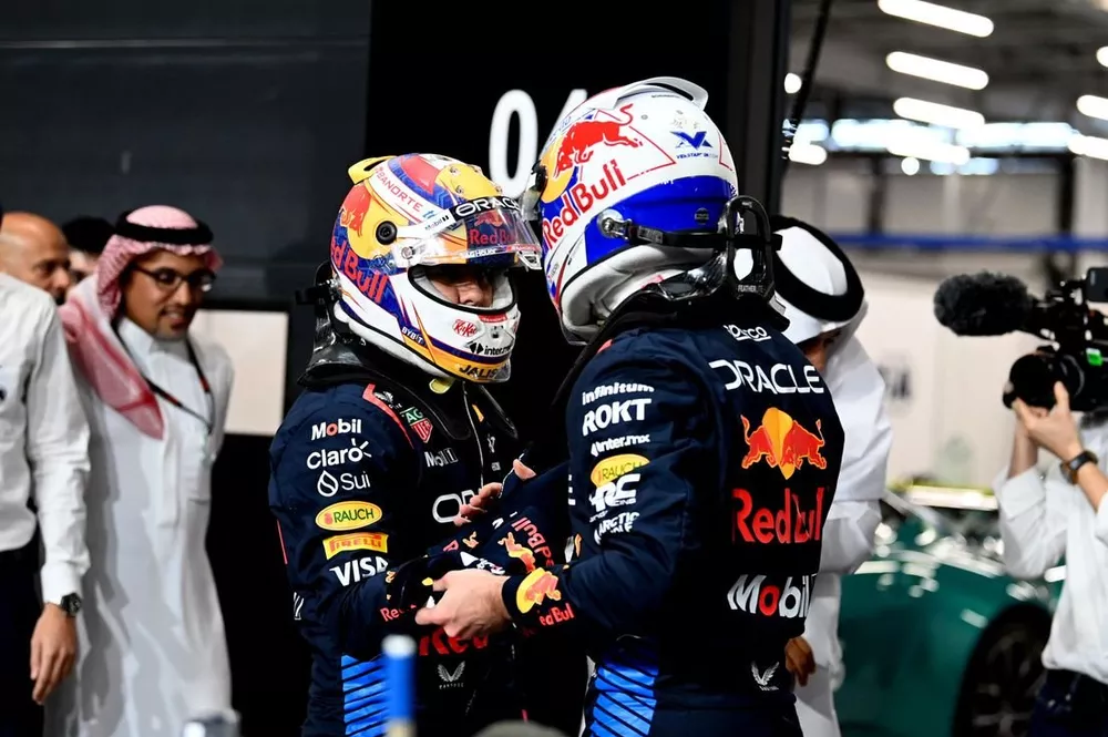 Sergio Perez, Red Bull Racing, félicite le poleman Max Verstappen, Red Bull Racing