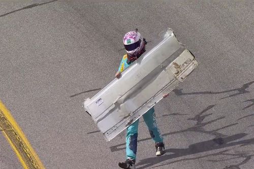 Vídeo: ¡un piloto lanza una pieza de su coche a un rival en la NASCAR!