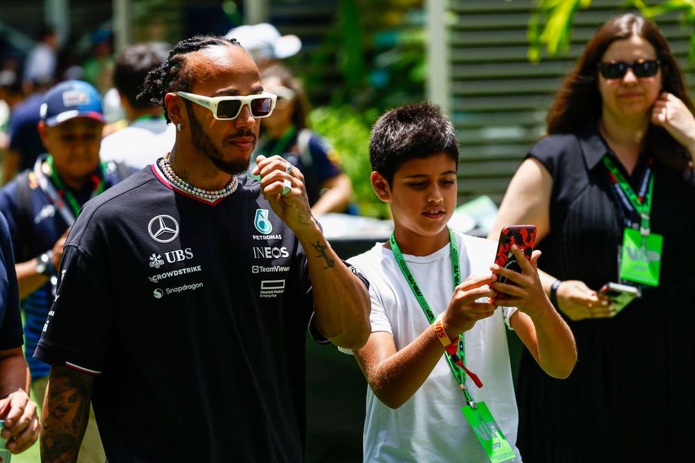 Lewis Hamilton, equipo Mercedes-AMG F1, en el paddock
