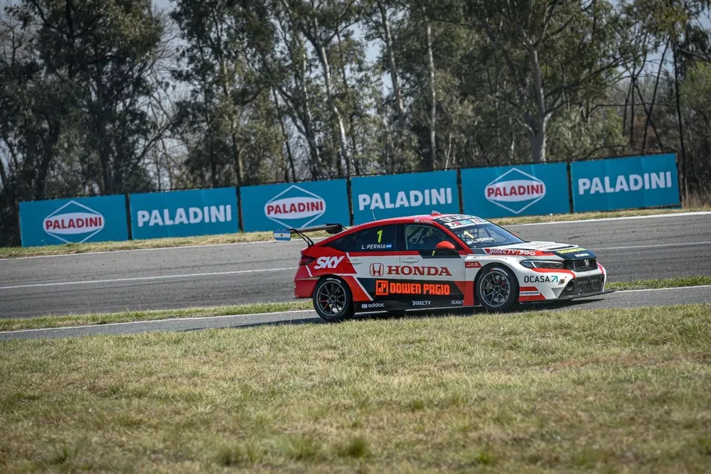 Leonel Pern&iacute;a segue na lideran&ccedil;a do campeonato