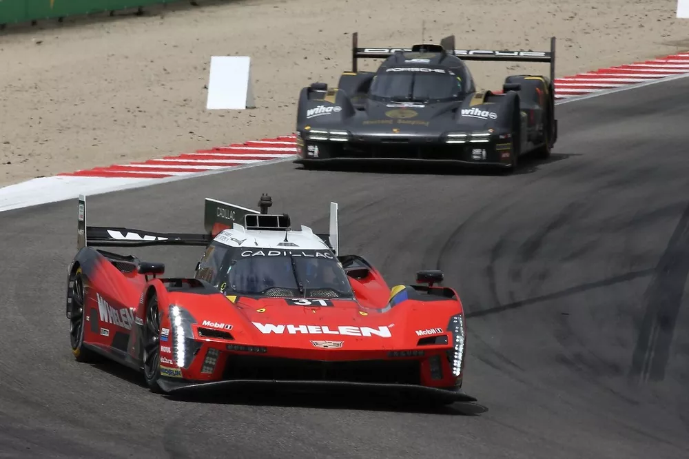 #31 Cadillac Whelen: Jack Aitken, Earl Bamber