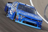 Larson adelante en la primera práctica en Fontana