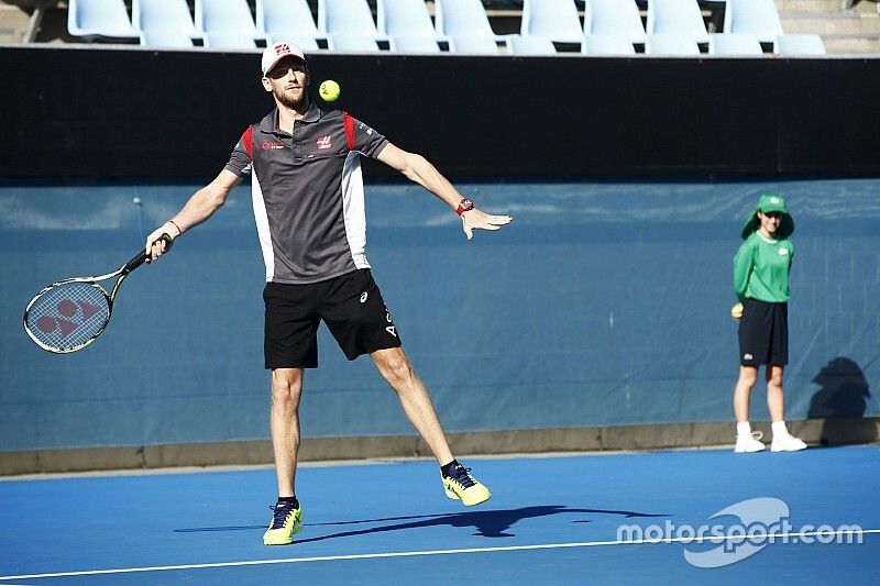 Romain Grosjean, Haas F1 Team, juega ante el Campeón paralímpico australiano, Dylan Alcott