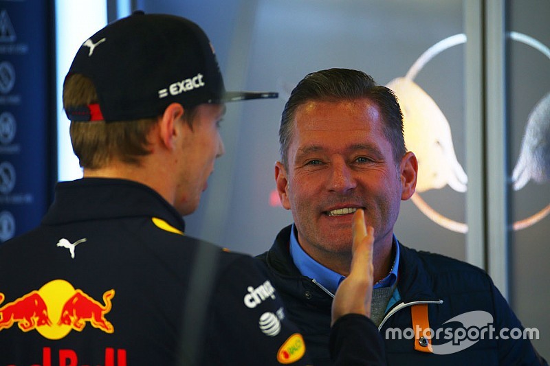 Após punição, Jos Verstappen acusa FIA de ajudar Ferrari