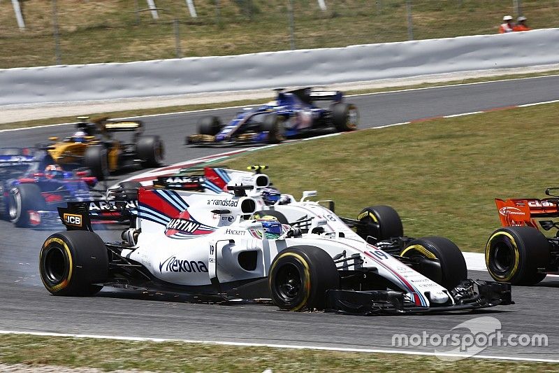 Felipe Massa, Williams FW40, heads to the pits, a puncture