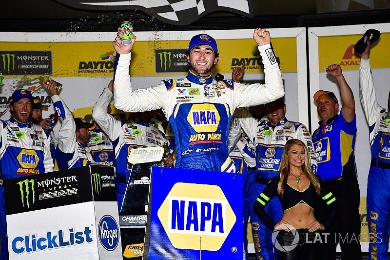 Ganador de la carrera  Chase Elliott, Hendrick Motorsports Chevrolet Camaro