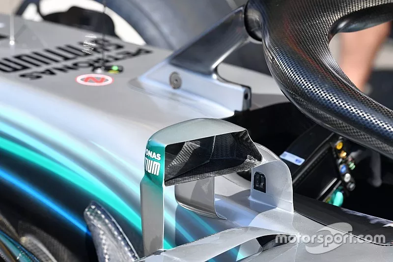 Detalle de los espejos del Mercedes