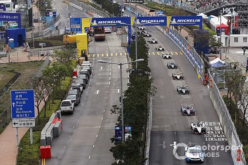 La BMW i8 qui joue le r&ocirc;le de Safety Car devance Oliver Rowland, Nissan e.Dams, Nissan IMO1 