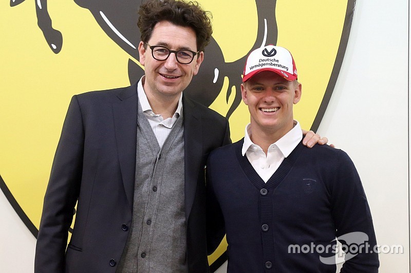 Mick Schumacher hace primera visita a Maranello como junior de Ferrari