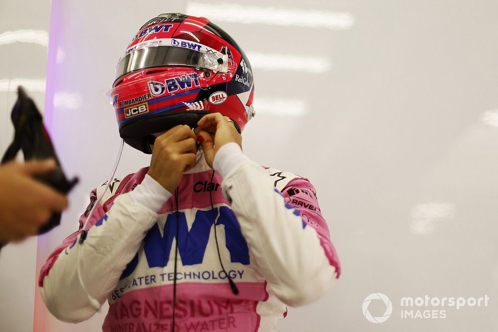 Sergio P&eacute;rez, de Racing Point, ajusta su casco de protecci&oacute;n