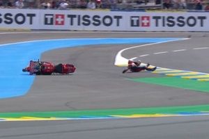 V&iacute;deo: &iexcl;Bagnaia se cae y acaba con un cero en la sprint de Francia!
