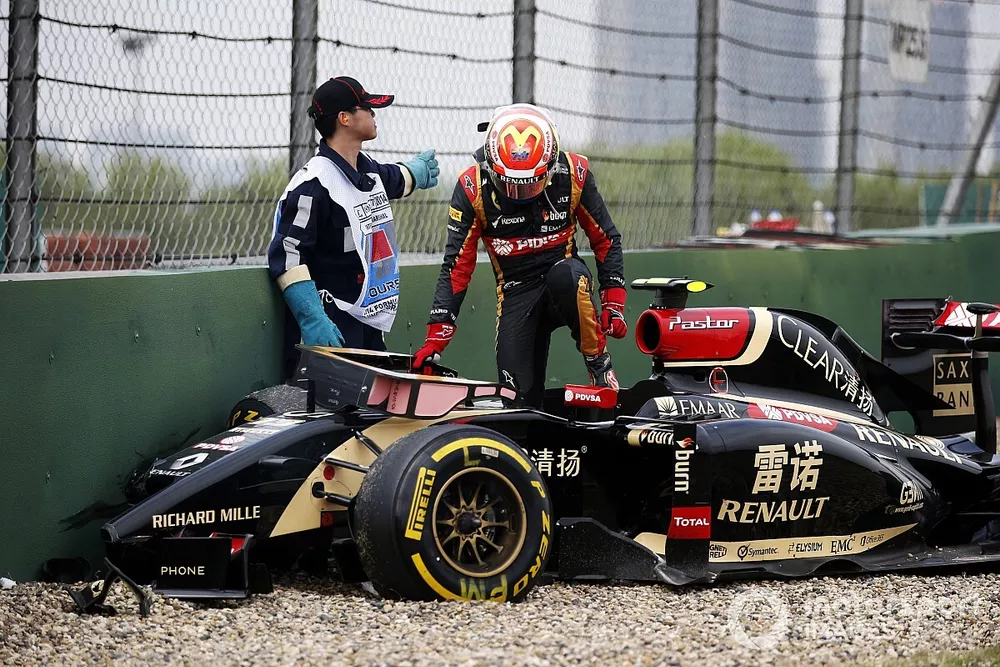 Pastor Maldonado, Lotus E22 Renault, sort de sa voiture apr&egrave;s son accident