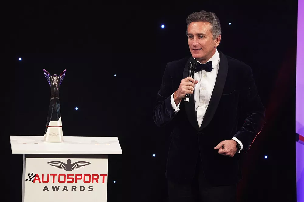 Alejandro Agag se dirige al p&uacute;blico desde el escenario