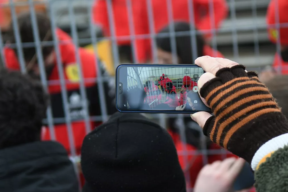 Los fans de Ferrari esperan la firma de aut&oacute;grafos
