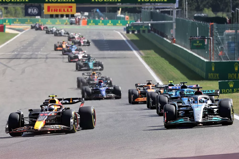Sergio Perez, Red Bull Racing RB18, George Russell, Mercedes W13, Fernando Alonso, Alpine A522