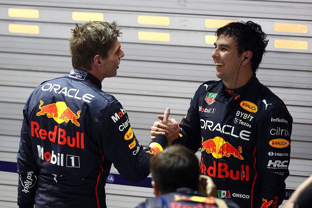 Max Verstappen, Red Bull Racing, felicita a  Sergio Pérez, Red Bull Racing RB18 por su victoria