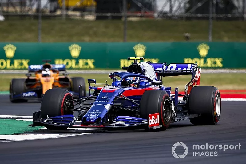 Alexander Albon, Toro Rosso STR14, leads Carlos Sainz Jr., McLaren MCL34