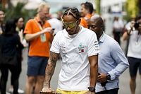 Hamilton crê no potencial da Red Bull em Singapura e reclama de “sauna” no carro