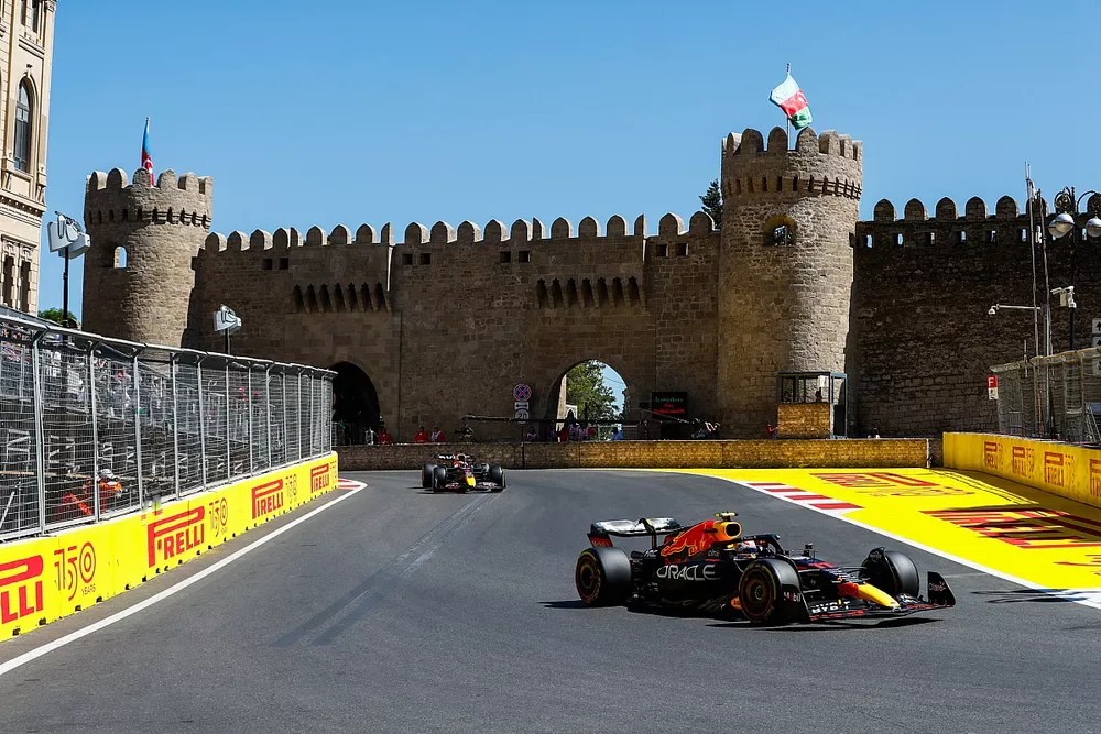 Sergio P&eacute;rez, Red Bull Racing RB18, Max Verstappen, Red Bull Racing RB18