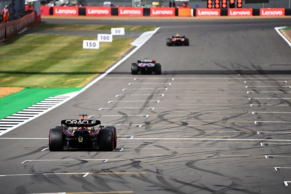 Zhou Guanyu, Alfa Romeo C42, Max Verstappen, Red Bull Racing RB18