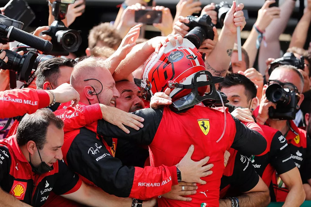 Le vainqueur Charles Leclerc, Ferrari, fête avec son équipe dans le parc fermé