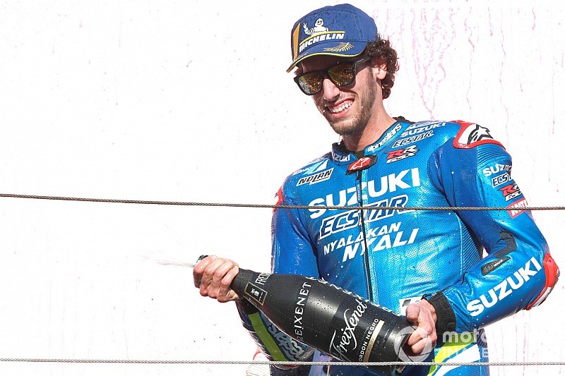 Rins carica la Suzuki: