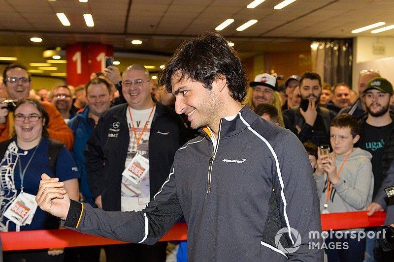 Zak Brown, Carlos Sainz Jr. y Lando Norris en el show el sábado