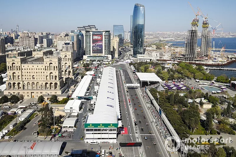 Valtteri Bottas, Mercedes AMG W10 m&egrave;ne le peloton au d&eacute;part