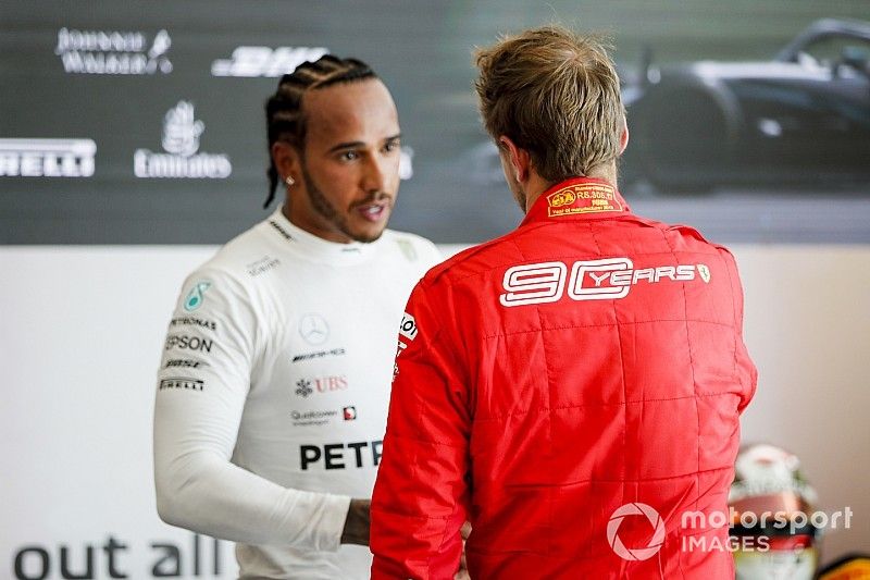 Lewis Hamilton, Mercedes AMG F1 da la mano a Sebastian Vettel, Ferrari despu&eacute;s de la carrera